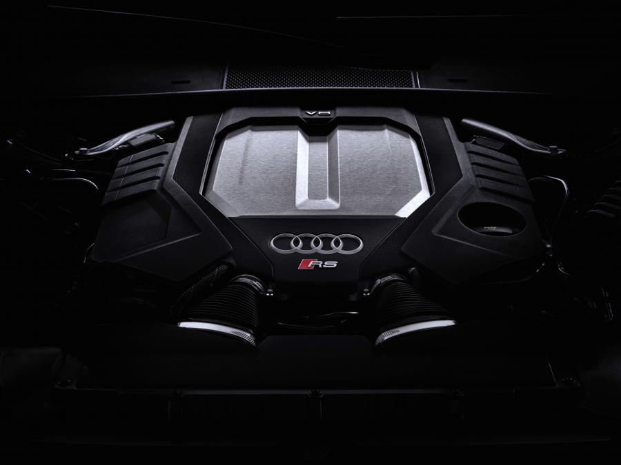 Моторный отсек Audi RS6 Avant (C8) 2019 года  (WW) (фото 12 из 46)